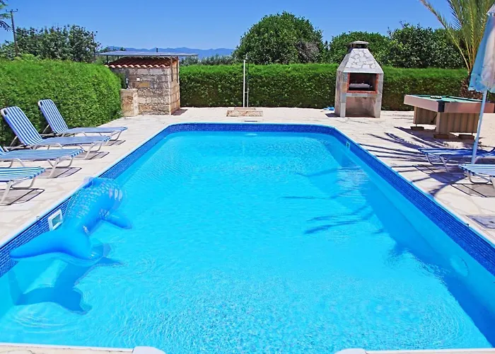 Vila Maria Latchi Polis